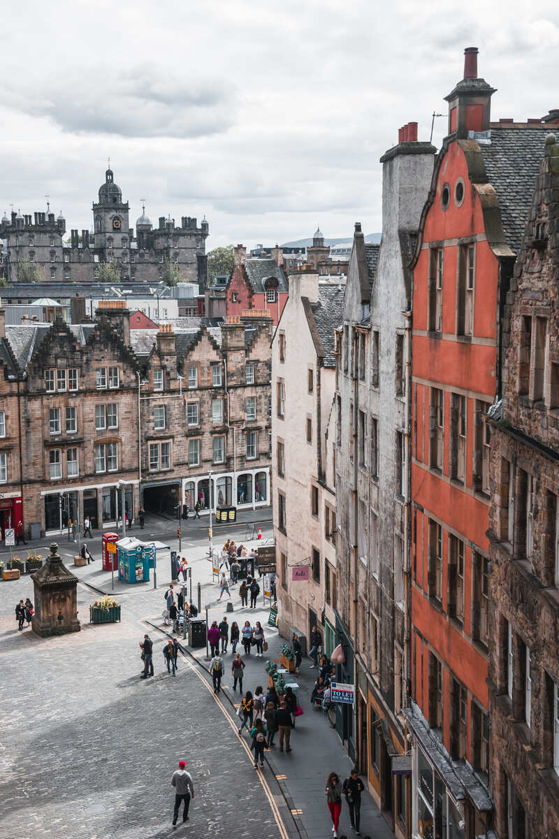 A view of Victoria Street what to visit in Edinburgh